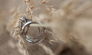 country wedding rings on grasses