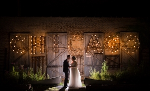 bride-and-groom-kiss-under-chicago-sign